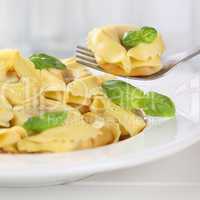 Italienische Küche Tortellini Nudeln essen mit Gabel auf Teller