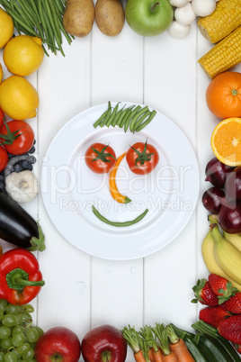Gesicht aus Gemüse und Früchte auf Teller