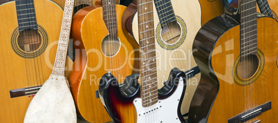 Gitarren auf einem Flohmarkt