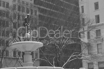 Pulitzer Fountain with the snow in movement