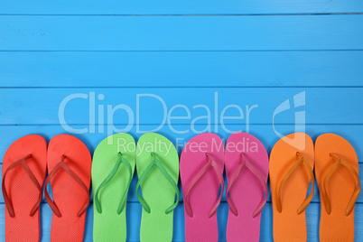 Flip Flops Sandalen im Sommer und Urlaub mit Textfreiraum