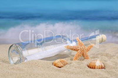 Strand Szene im Sommer, Urlaub mit Nachricht in Flaschenpost