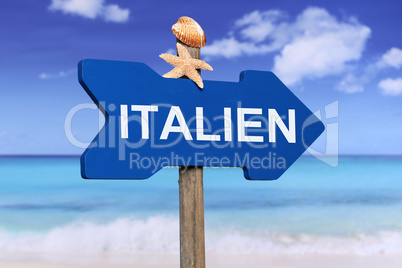 Italien mit Strand und Meer in den Ferien im Sommer