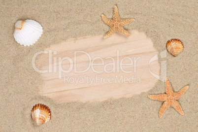 Strand Sand Szene im Urlaub Sommer mit Seestern, Muscheln und Te