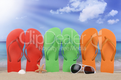 Strand Szene mit Flip Flops Sandalen im Sommer und Urlaub