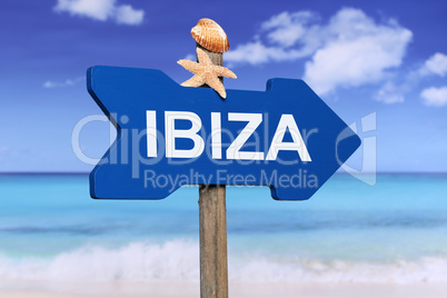 Ibiza mit Strand und Meer in den Ferien im Sommer
