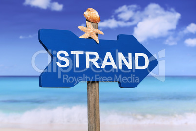 Schild mit Strand und Meer in den Ferien im Sommer