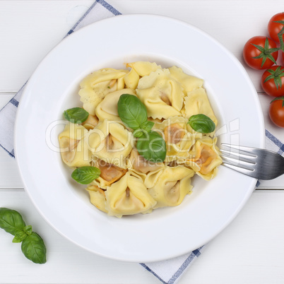 Italienisches Essen Tortellini Nudeln mit Basilikum auf Teller v
