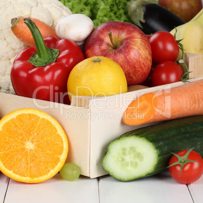 Obst, Früchte und Gemüse wie Orangen, Apfel, Tomaten in Holzki