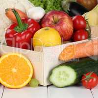 Obst, Früchte und Gemüse wie Orangen, Apfel, Tomaten in Holzki