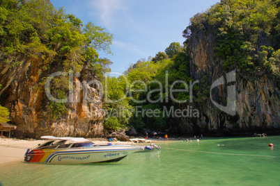 Motorboote in einer Bucht auf einer Insel bei Krabi