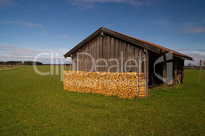 Scheune mit gestapeltem Holz