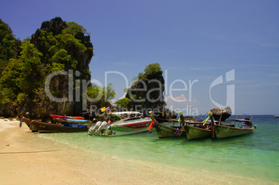 Motorboote am Strand von Krabi