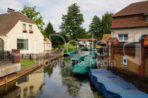 Kähne an einem fluss im Spreewald