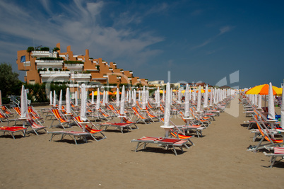 Sonnenliegen vor einem Hotel am Strand von Jesolo