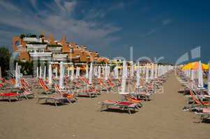 Sonnenliegen vor einem Hotel am Strand von Jesolo