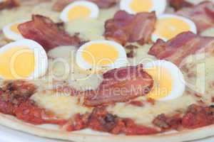 Pizza mit Schinken und Ei