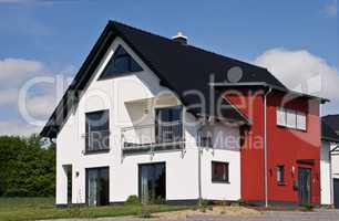 Wohnhaus mit rotem Anbau