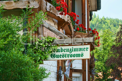 Holzschild Fremdenzimmer - Guestrooms an Hauswand