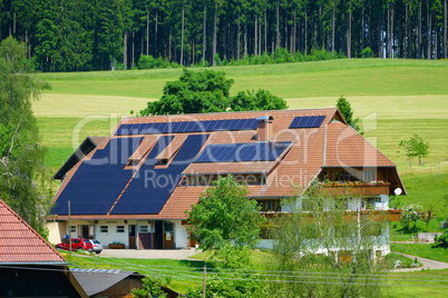 Großer Hof mit Solarstromanlage im südlichen Schwarzwald