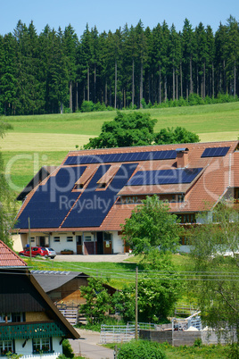 Großer Hof mit Solarstromanlage im südlichen Schwarzwald