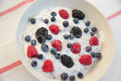 Joghurt mit Müsli und Beeren