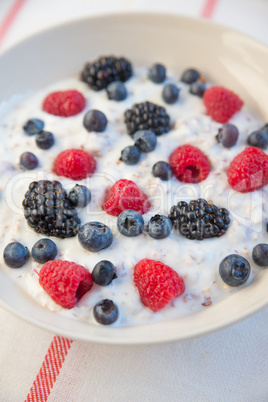 Joghurt mit Müsli und Beeren