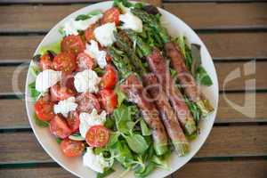 Salat mit Spargel im Speckmantel
