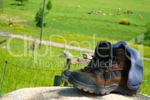 Wanderstiefel mit Strümpfen auf einem Felsen