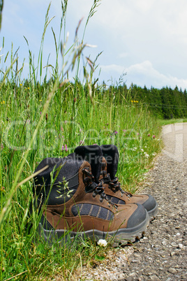 Ein Paar Wanderstiefel am Wegesrand