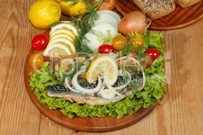 Geräuchertes Makrelenfilet, geräuchert, Salat, Zitronen, Zwiebel