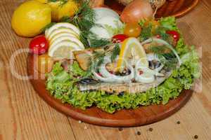 Geräuchertes Makrelenfilet, geräuchert, Salat, Zitronen, Zwiebel