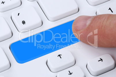 Finger drücken leeren Button am Computer Internet Online