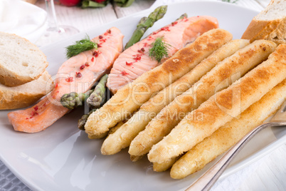 Roasted asparagus with salmon fillet