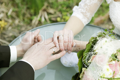 Eheringe und Hände von Ehepaar