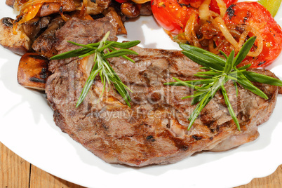 Gegrilltes Rindersteak,Champignons, Paprika, Tomaten