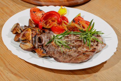 Gegrilltes Rindersteak,Champignons, Paprika, Tomaten