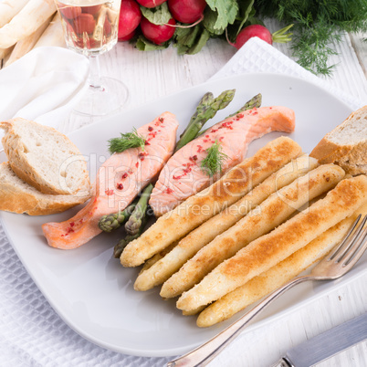 Roasted asparagus with salmon fillet