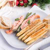 Roasted asparagus with salmon fillet