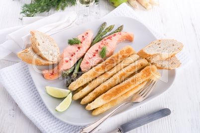 Roasted asparagus with salmon fillet