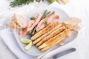 Roasted asparagus with salmon fillet