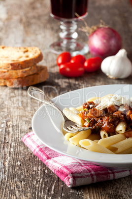 Penne Bolognese und Parmesan