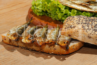 Sprotten, geräuchert, Salat, Körnerbrötchen