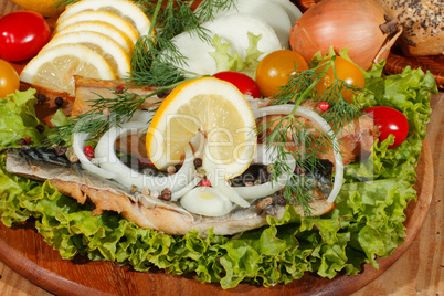 Geräuchertes Makrelenfilet, geräuchert, Salat, Zitronen, Zwiebel