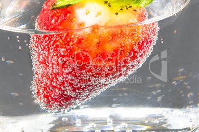 Erdbeere im Mineralwasser Glas.     Strawberry in glass of miner