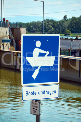 Verkehrszeichen an der Schleuse in Breisach am Rhein