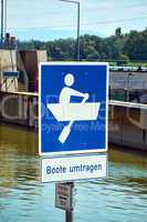 Verkehrszeichen an der Schleuse in Breisach am Rhein