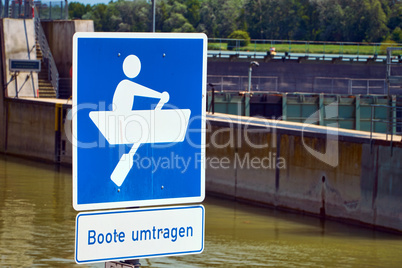 Verkehrszeichen an der Schleuse in Breisach am Rhein