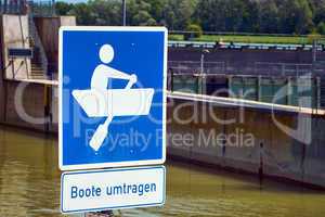 Verkehrszeichen an der Schleuse in Breisach am Rhein