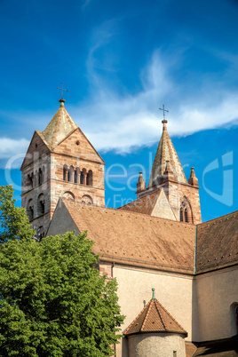 Der Münster von Breisach vor blauem Himmel